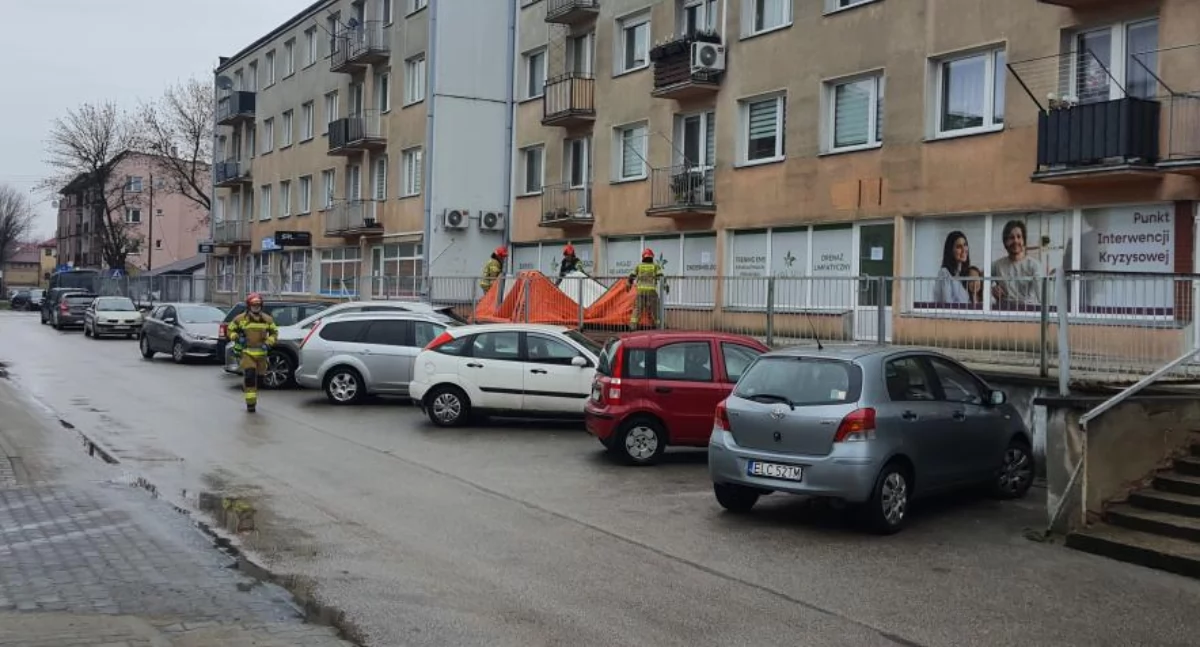 Straż pożarna, Dramat osiedlu Dąbrowskiego! Służby uratowały staruszkę (foto film) - zdjęcie, fotografia