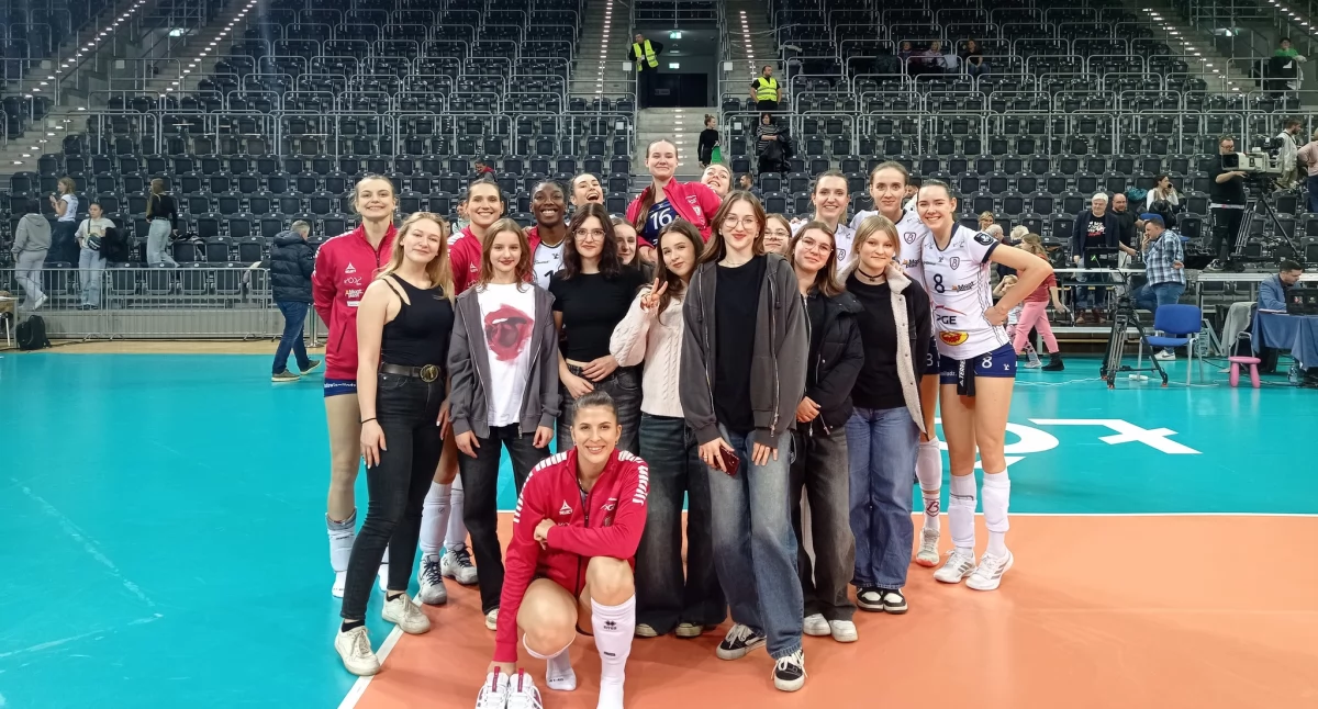 Szkoły, Uczniowie ZSCKR Zduńskiej Dąbrowie meczu siatkarskiej Mistrzyń Łodzi (foto) - zdjęcie, fotografia