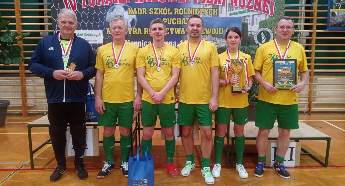 Szkoły, Dyrektor ZSCKR Zduńskiej Dąbrowie najlepszym bramkarzem! (foto) - zdjęcie, fotografia