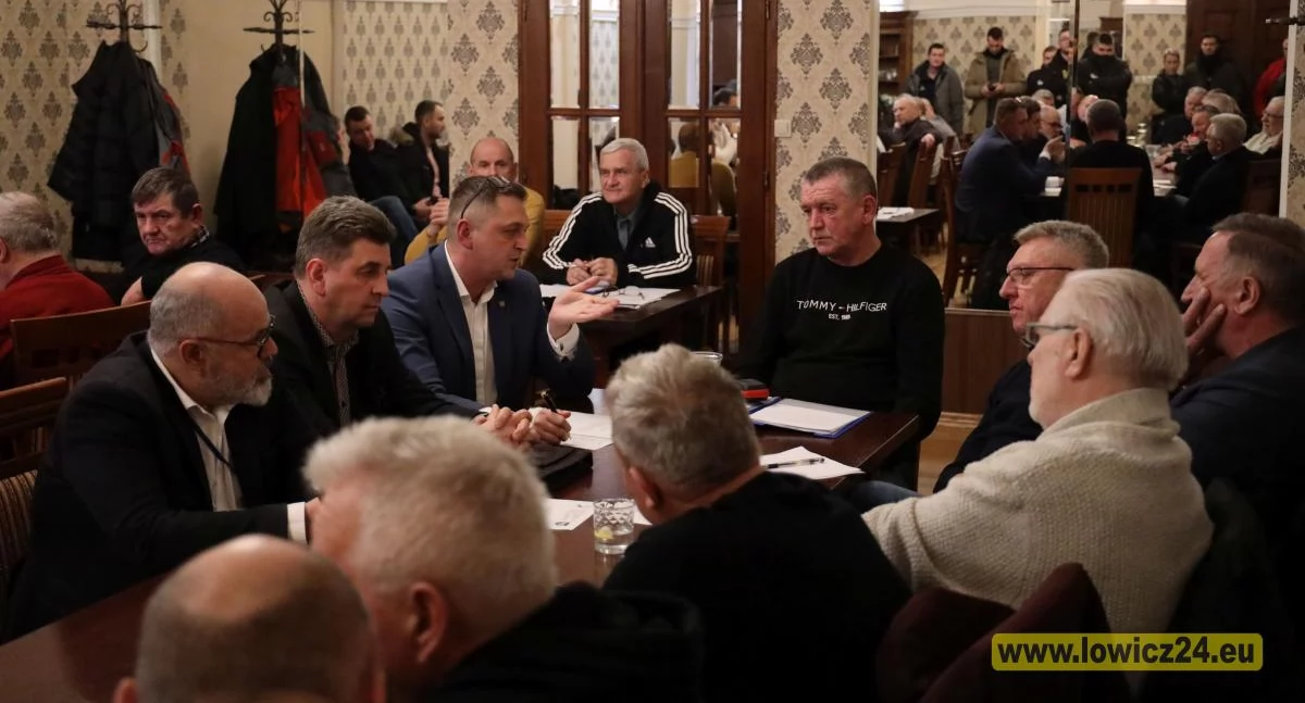 Urząd Miejski, Zmiany Pelikanie Wkrótce nadzwyczajna sesja Miejskiej Łowiczu - zdjęcie, fotografia