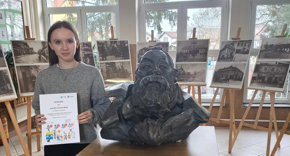 Szkoły, Liceum Ogólnokształcące Józefa Chełmońskiego dumne sukcesu uczennicy - zdjęcie, fotografia