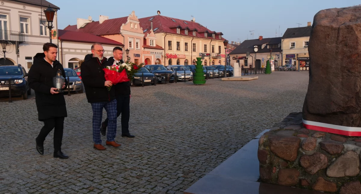 Starostwo Powiatowe, Władze Powiatu Łowickiego upamiętniły rocznicę Powstania Styczniowego (foto) - zdjęcie, fotografia