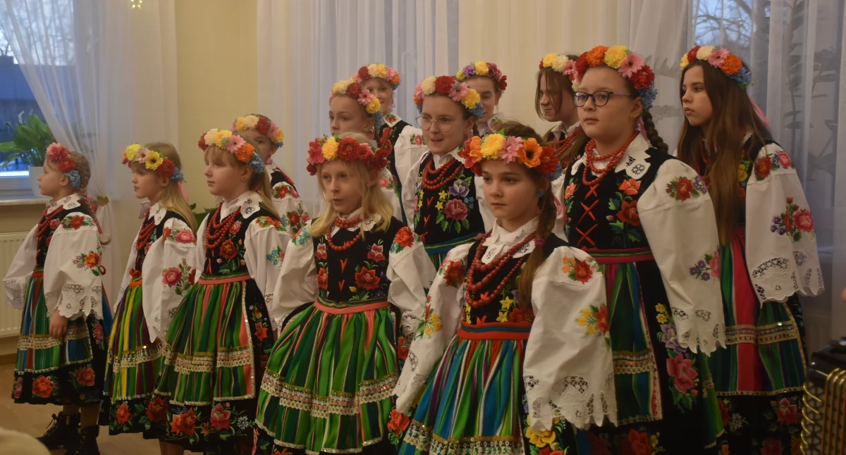 Spotkania, Dzień Babci Dziadka Bobrownikach Muzyczne świętowanie „Krzewiną” (foto film) - zdjęcie, fotografia