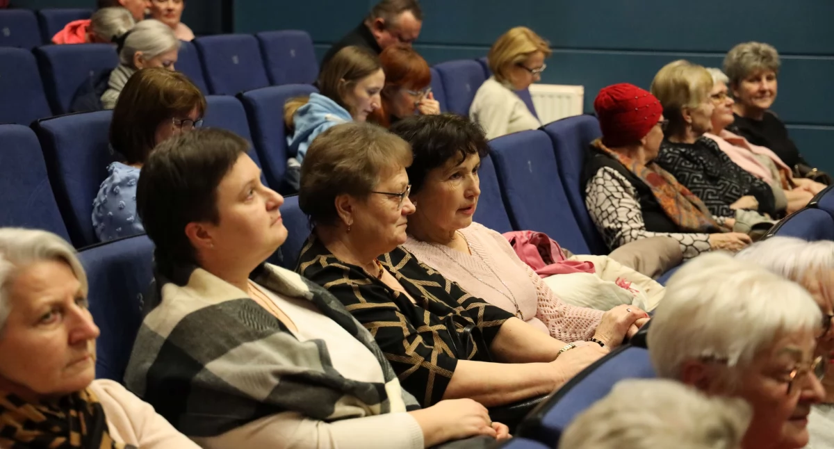 Kino, Łowicz Pokaz filmu stworzył kwiaty” udziałem łowickich twórczyń (foto) - zdjęcie, fotografia