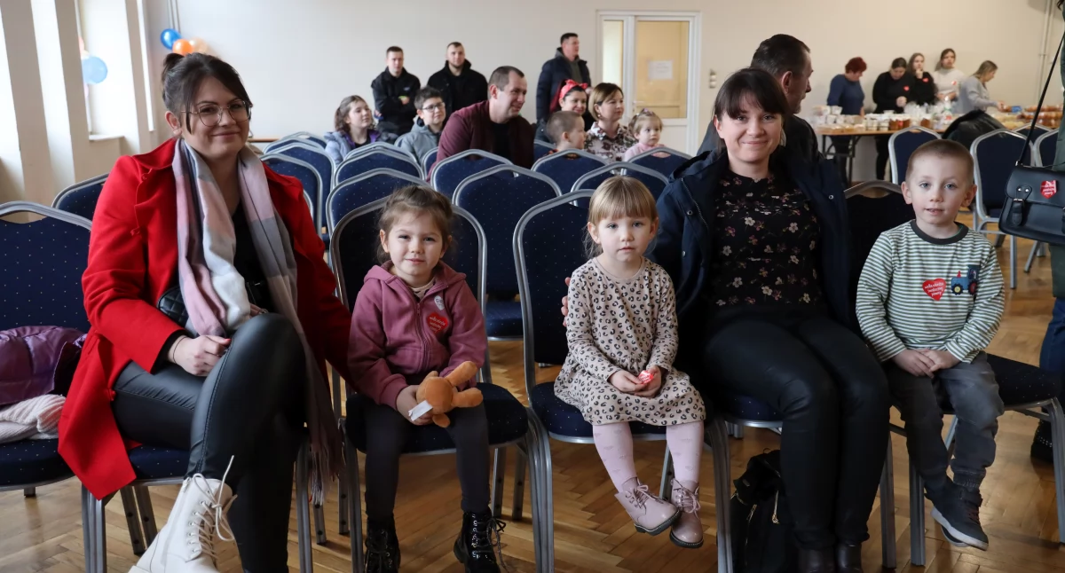 Akcje charytatywne, Kiernozia finał Wielkiej Orkiestry Świątecznej Pomocy (foto) - zdjęcie, fotografia