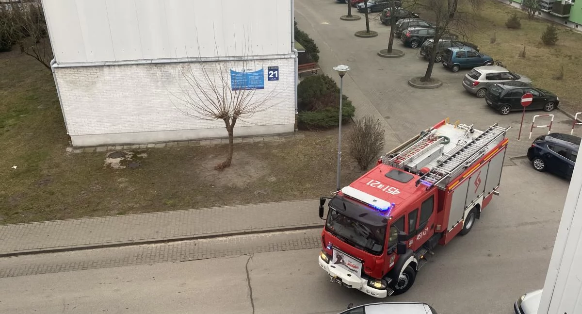 Straż pożarna, Ratownicy strażacy wspólnie pomogli starszej kobiecie Łowiczu (foto) - zdjęcie, fotografia