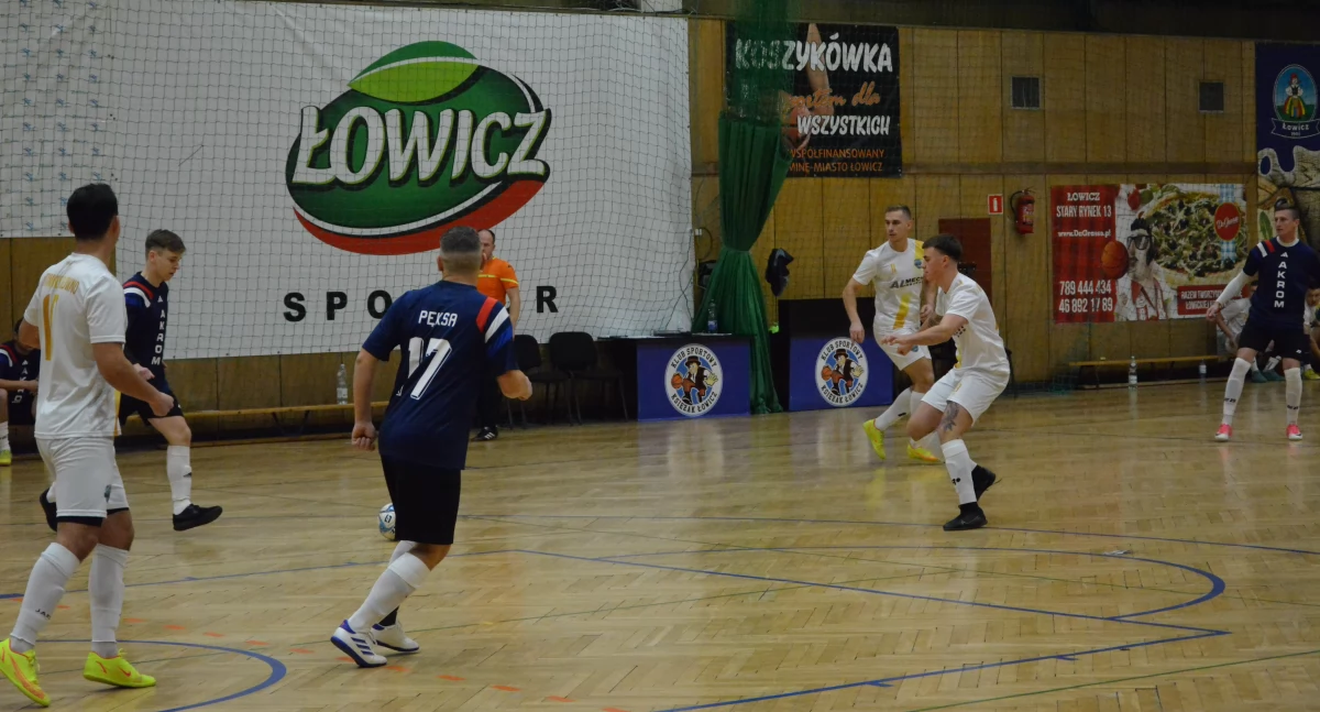 Piłka nożna, Zacięta rywalizacja Łowickiej Lidze Futsalu Awanse pożegnania ligą (foto) - zdjęcie, fotografia