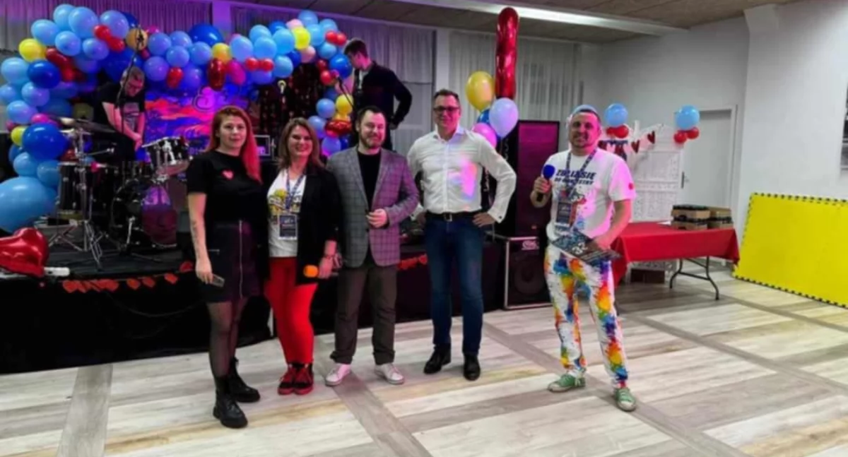 Akcje charytatywne, Marynarka burmistrza Łowicza hitem podczas Finału WOŚP - zdjęcie, fotografia