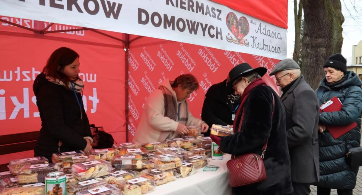 Akcje charytatywne, Egzamin prawdziwego katolika zdali celująco Piękny wynik charytatywnego kiermaszu ciast Łyszkowicach - zdjęcie, fotografia