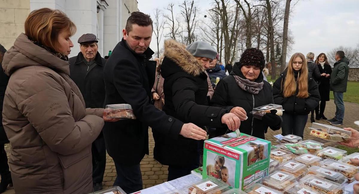 Akcje charytatywne, Domaniewice wspierają Adasia Kubusia Strugińskich Kiermasz ciast przed kościołem Bartłomieja (foto) - zdjęcie, fotografia