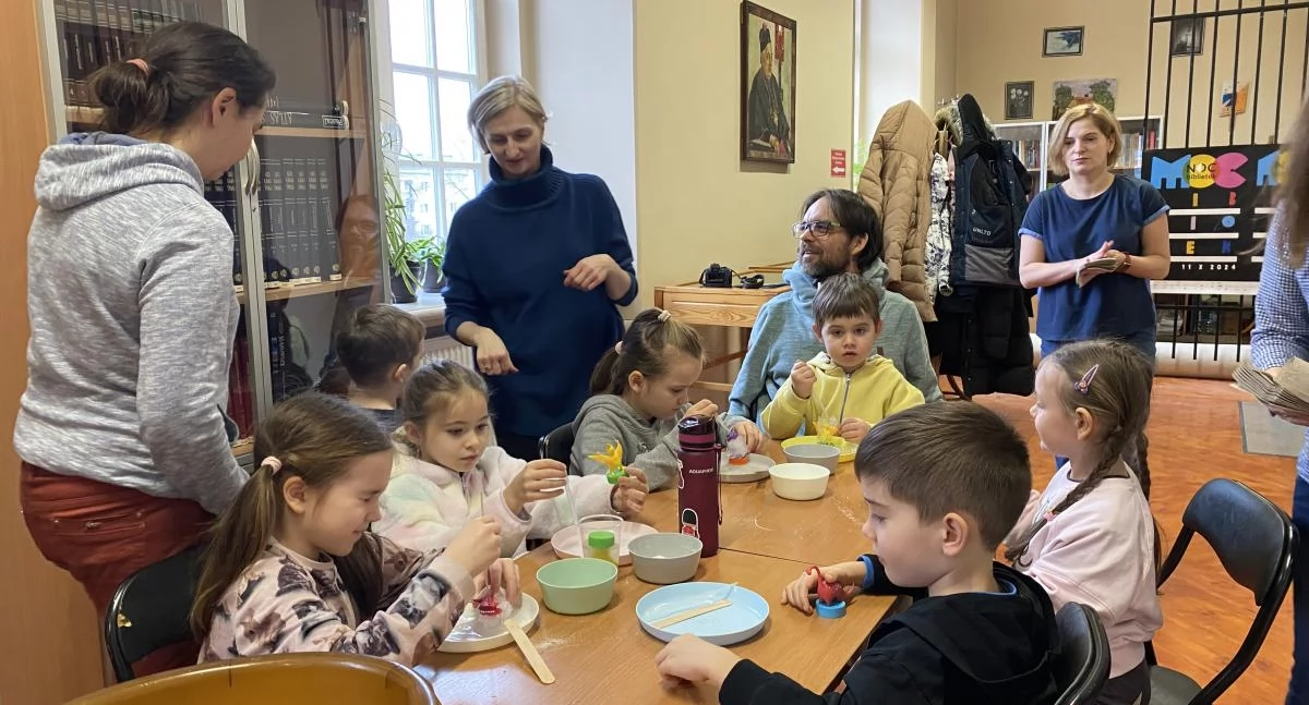 Warsztaty, Eksperymentalne warsztaty dzieci bibliotece powiatowej (foto) - zdjęcie, fotografia