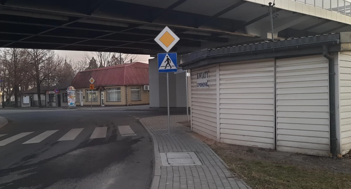 Wasze sprawy, drogowy środku chodnika Radny wnioskował przesunięcie odpowiedź ratusza - zdjęcie, fotografia