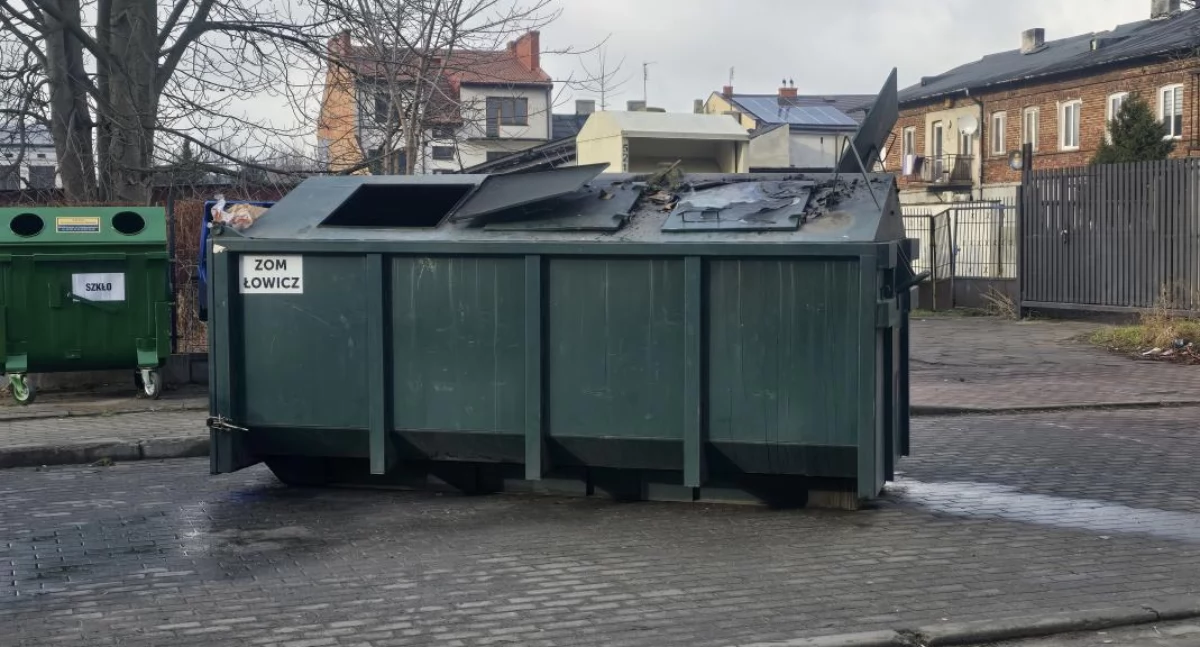 Straż pożarna, Łowicz osiedlu płonął kontener śmieciami (foto) - zdjęcie, fotografia