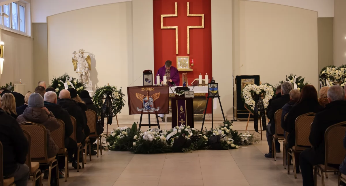 Odeszli od nas, Łowicz Ostatnie pożegnanie Filipa Antosiaka który zginął wojnie Ukrainie - zdjęcie, fotografia