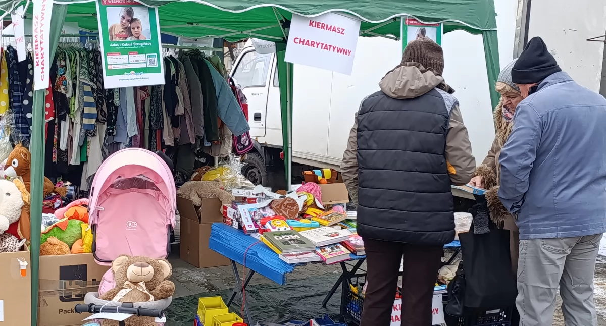 Akcje charytatywne, Łowicz pomaga! Charytatywny kiermasz Adasia Kubusia Strugińskich (foto) - zdjęcie, fotografia