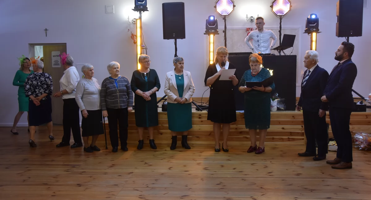 Spotkania, Gminny Dzień Kobiet Parmie Życzenia kwiaty artystyczne występy (foto film) - zdjęcie, fotografia
