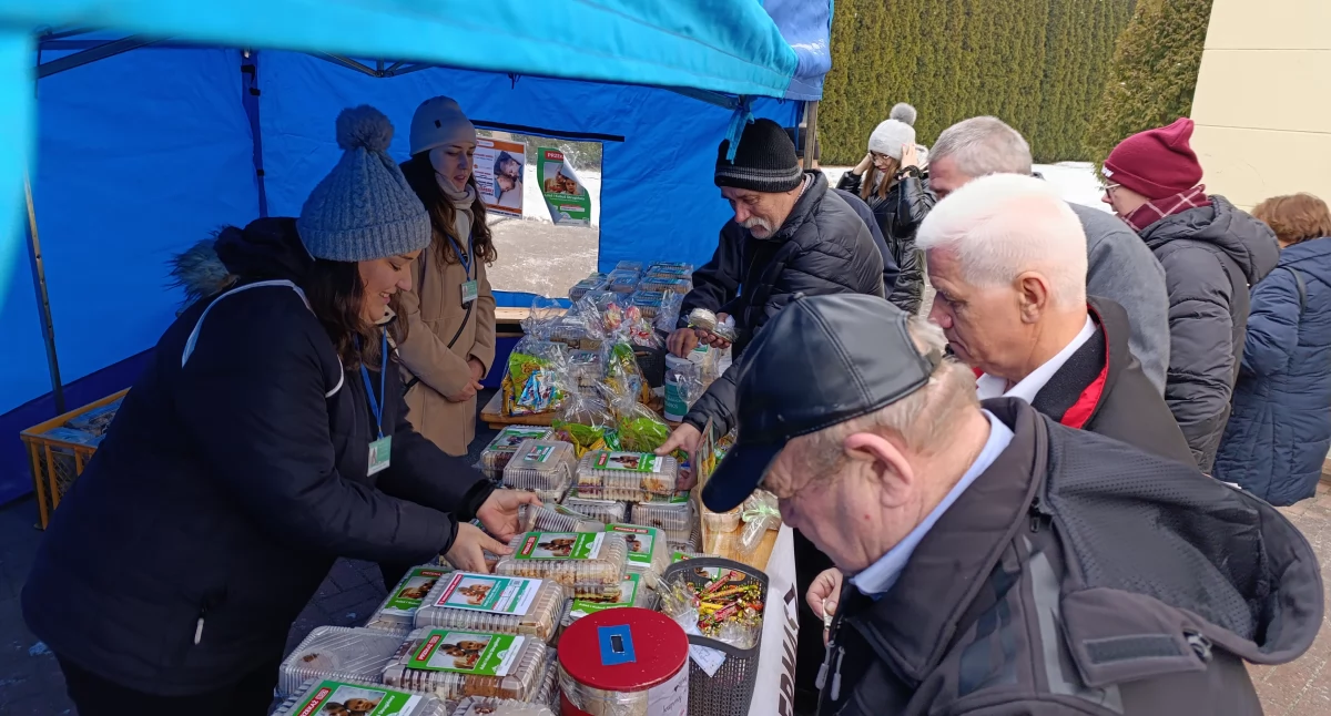 Akcje charytatywne, Bełchów jednoczy siły Adasia Kubusia kiermasz ciast rzecz chorych braci (foto) - zdjęcie, fotografia