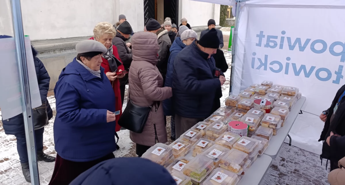 Akcje charytatywne, Charytatywny Kiermasz Ciast Łowiczu (foto) - zdjęcie, fotografia