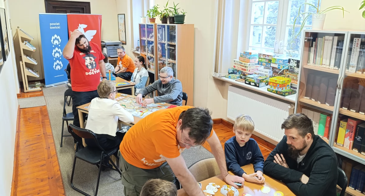 Spotkania, Planszówki bibliotece powiatowej Rozgrywki pełne emocji dobrej zabawy (foto) - zdjęcie, fotografia