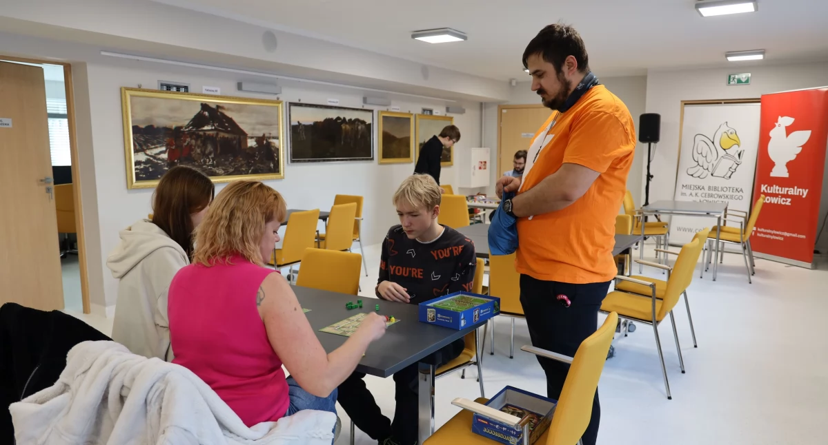 Spotkania, Giercownia planszówki bibliotece Łowiczu Kolejne spotkanie miłośników (foto) - zdjęcie, fotografia