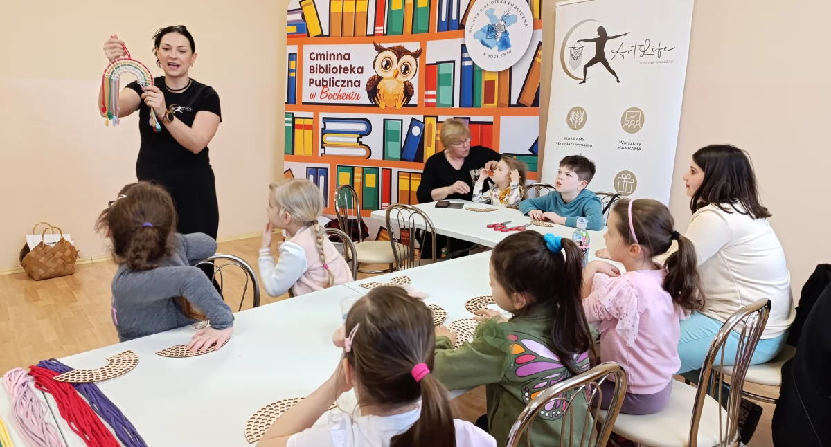 Warsztaty, Makramowe tęcze bibliotece Bocheniu (foto) - zdjęcie, fotografia