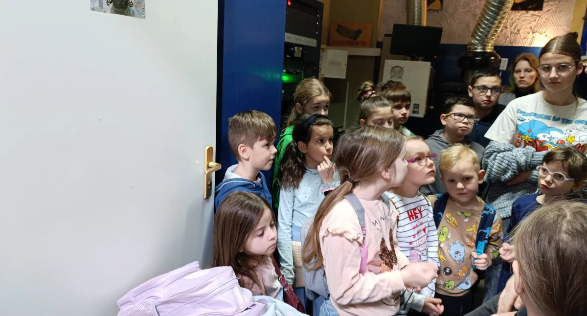 Kino, Spacer Kinie Fenix Dzieci odkrywały tajemnice placówki kulturalnej (foto) - zdjęcie, fotografia