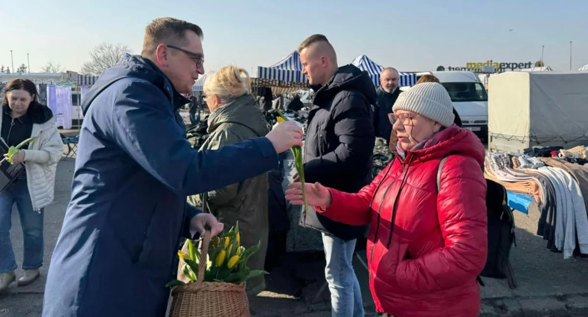 Urząd Miejski, Burmistrz Łowicza pamiętał Kobiet (foto) - zdjęcie, fotografia