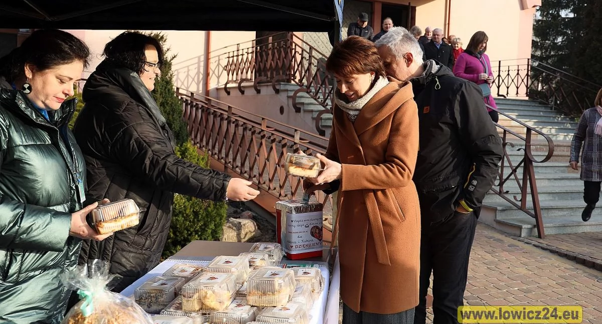 Akcje charytatywne, Mała parafia wielkie serca! Kiermasz ciast Bobrownikach zakończony sukcesem! - zdjęcie, fotografia