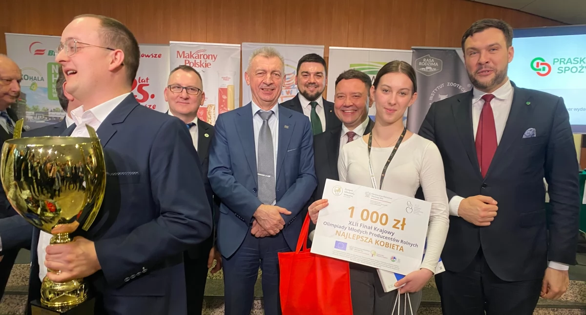 Szkoły, Uczennica Zduńskiej Dąbrowy najlepszą kobietą kraju! - zdjęcie, fotografia
