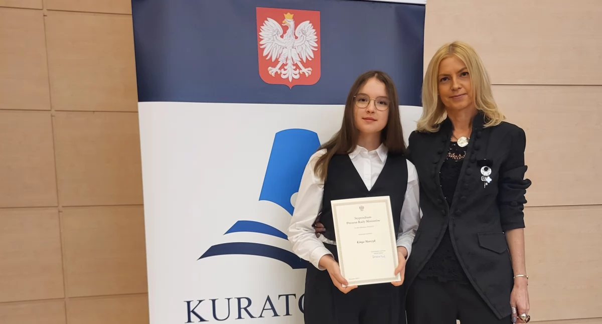 Szkoły, Stypendium Prezesa Ministrów uczennicy Łowiczu (foto) - zdjęcie, fotografia