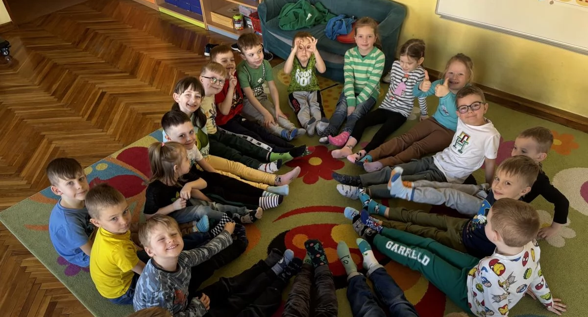 Przedszkola i żłobki, Dzień Kolorowej Skarpetki przedszkolu Słoneczko (foto) - zdjęcie, fotografia
