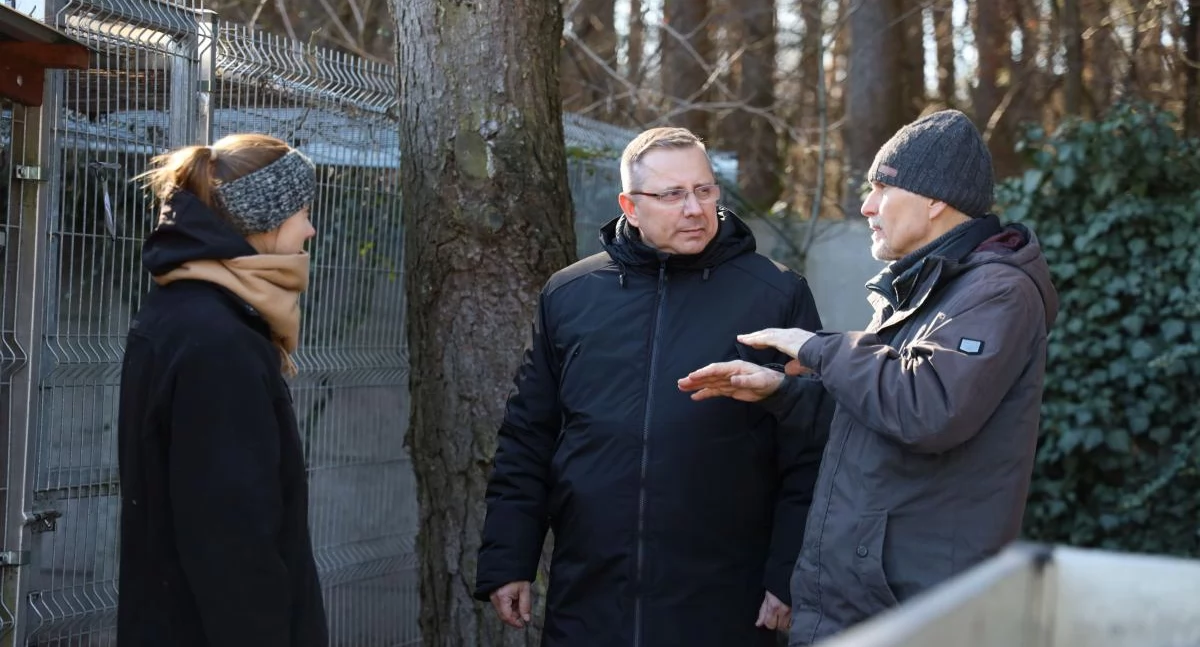 Urząd Miejski, odwiedził schronisko zwierząt Łowiczu Będzie zabiegał zwiększenie kapitału zakładowego spółki - zdjęcie, fotografia
