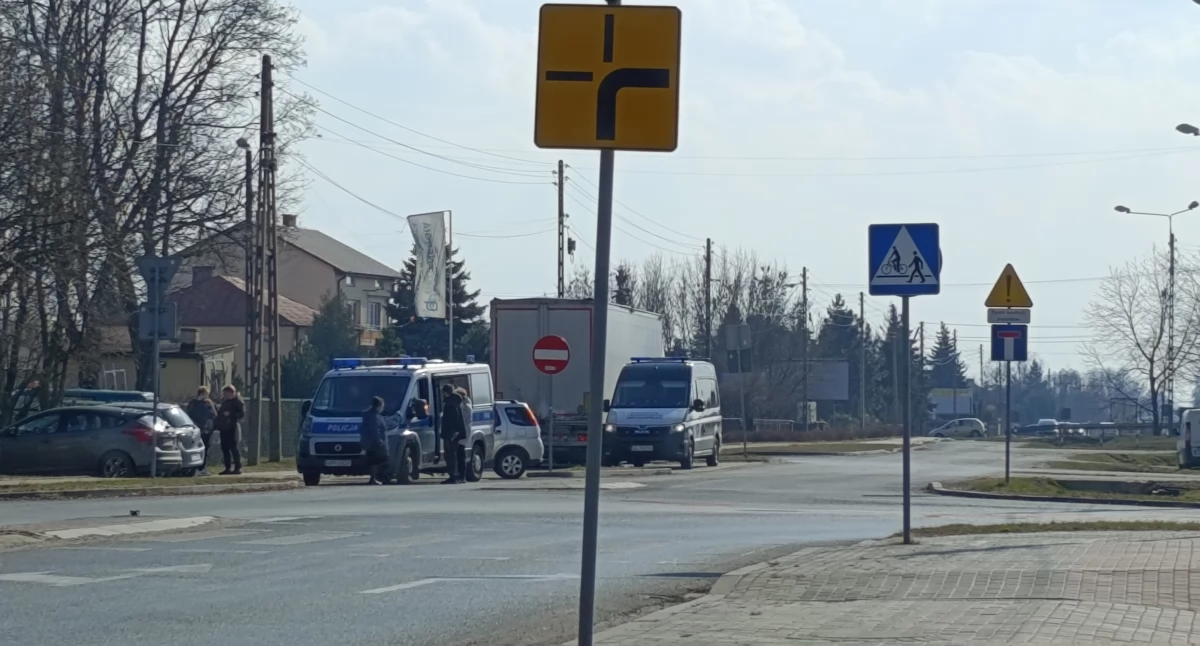 Wypadki i kolizje, Nieustąpienie pierwszeństwa przyczyną kolizji Łowiczu (foto) - zdjęcie, fotografia