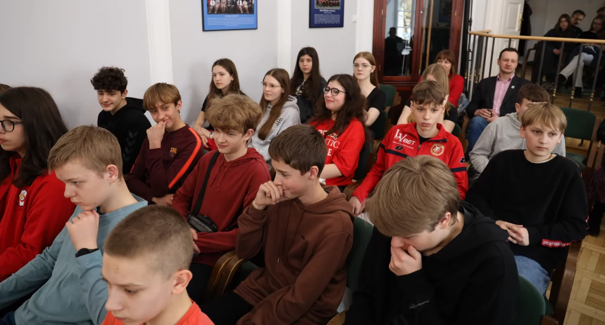 Szkoły, Lekcja ratuszu Uczniowie przyglądali obradom Miejskiej Łowiczu (foto) - zdjęcie, fotografia