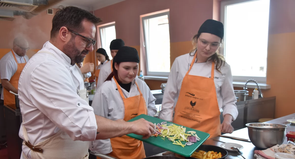 Szkoły, Sekrety mięsa drobiowego uczniowie zdobywają umiejętności (foto) - zdjęcie, fotografia