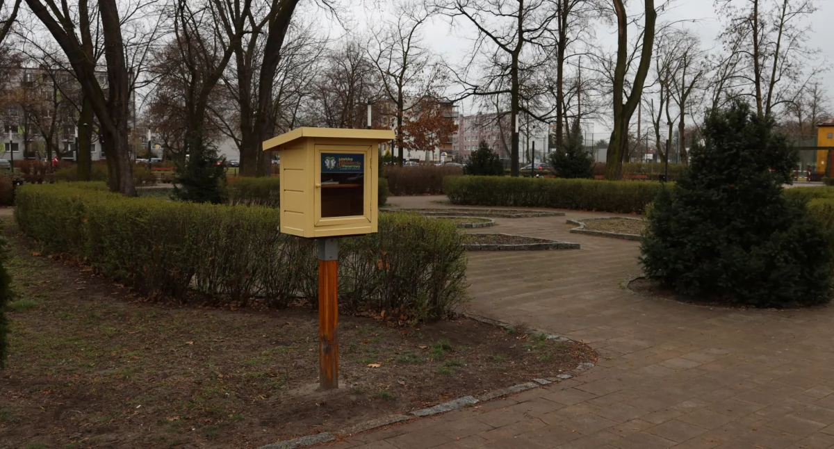 Ciekawostki, Łowicz Odnowiono plenerowe biblioteczki miejskich parkach (foto) - zdjęcie, fotografia