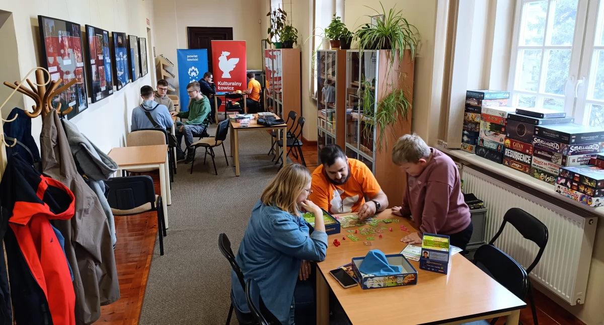 Spotkania, Planszówki bibliotece czyli popołudnie pełne integracji (foto) - zdjęcie, fotografia