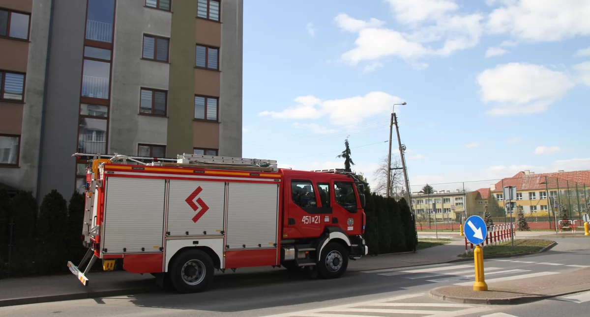 Straż pożarna, Łowicz Pożar bloku cztery zastępy straży pożarnej akcji - zdjęcie, fotografia