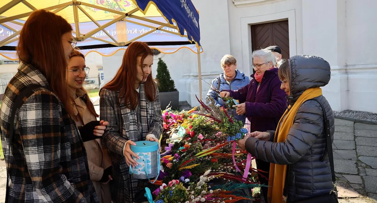 Akcje charytatywne, Uczniowie pijarskiej rozprowadzają palemki (foto) - zdjęcie, fotografia