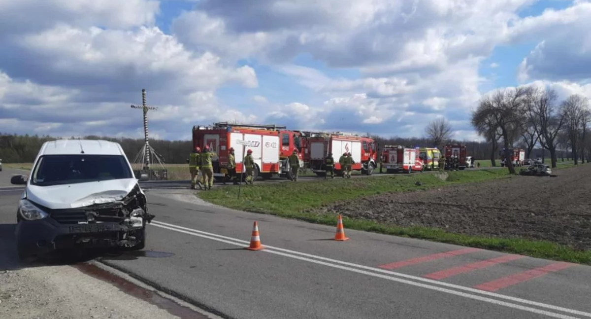 Wypadki i kolizje, Poważny wypadek drogowy gminie Łyszkowice! Droga całkowicie zablokowana (foto) AKTUALIZACJA - zdjęcie, fotografia