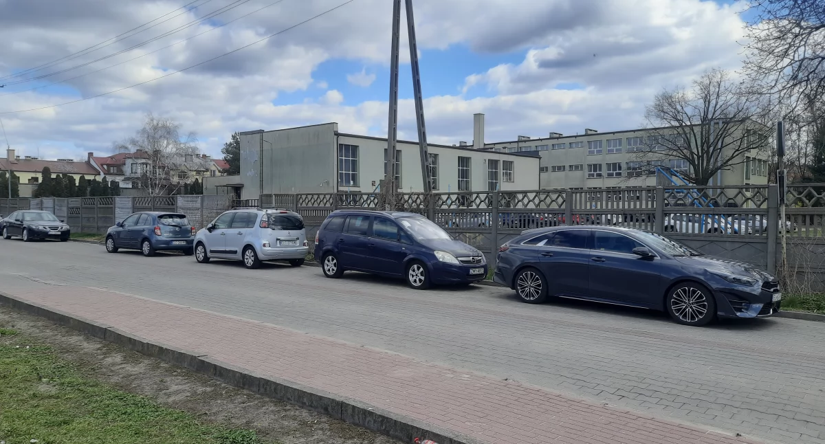 Urząd Miejski, Łowicz Osiem ofert przebudowę drogi budowę parkingu - zdjęcie, fotografia