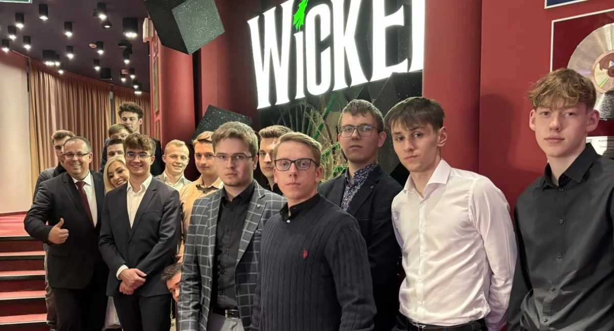Szkoły, Młodzież Blichu Teatrze Muzycznym Warszawie (foto) - zdjęcie, fotografia