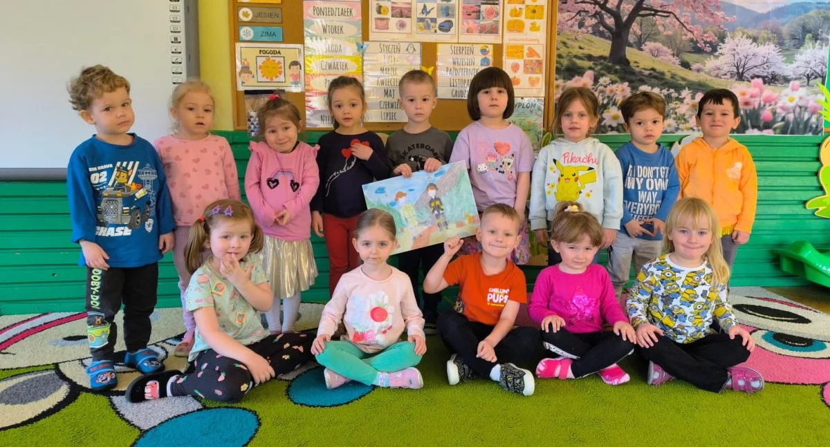 Przedszkola i żłobki, Przedszkolaki oryginalny sposób podziękowały strażakom (foto) - zdjęcie, fotografia