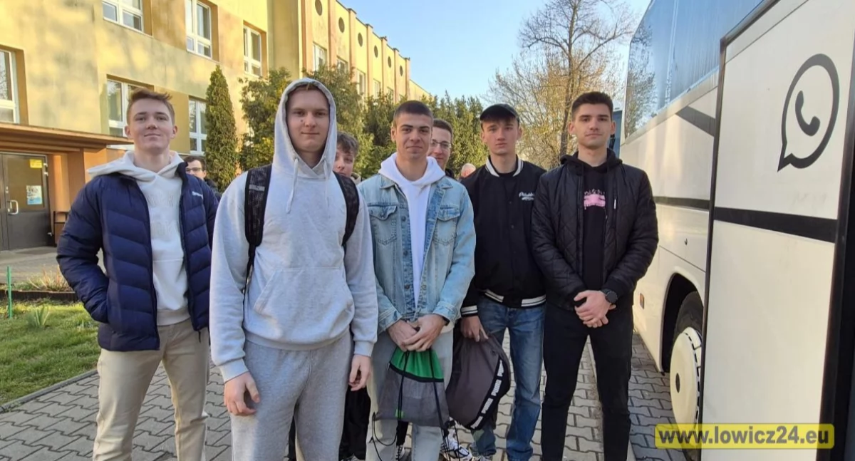 Szkoły, Maturzyści „Ekonomika” pielgrzymują Jasną Górę (foto) - zdjęcie, fotografia