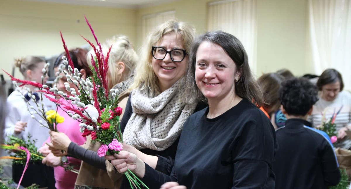 Szkoły, Łowicz Pijarska robiła palemki niedzielę charytatywny kiermasz (foto) - zdjęcie, fotografia