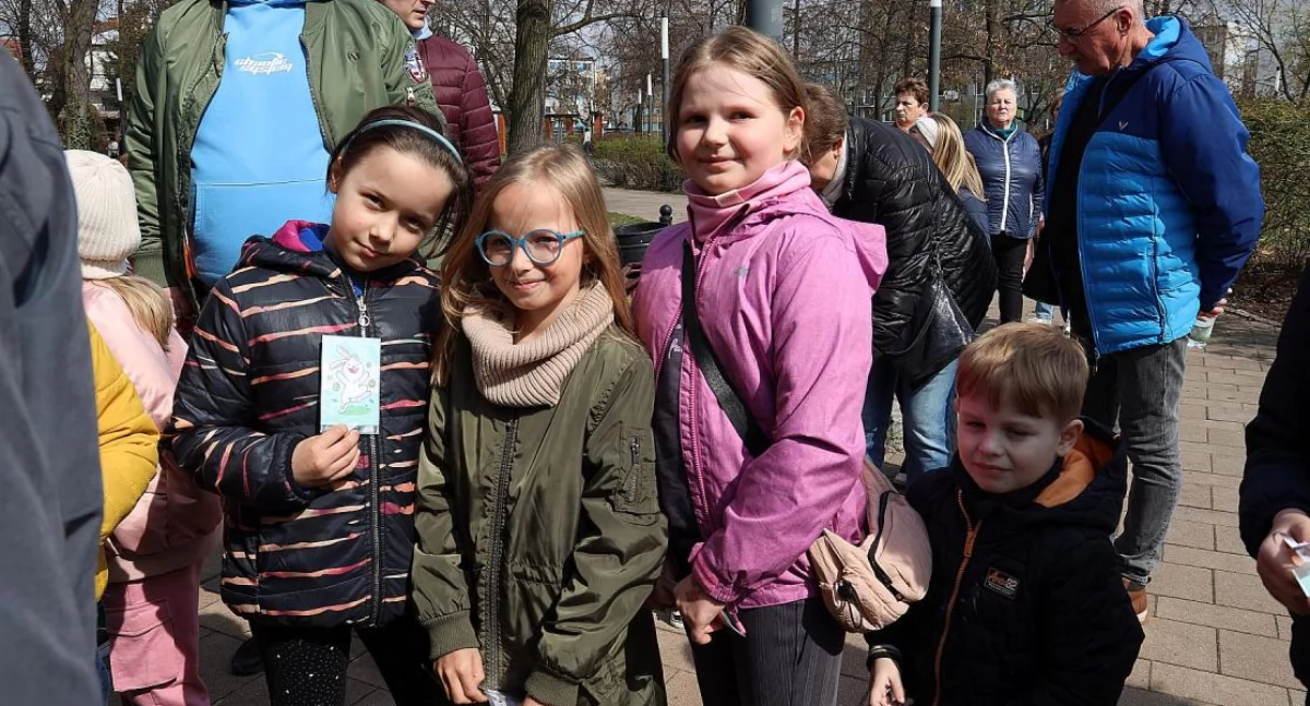 Zarządy osiedli, Wielkanocne poszukiwania zajączka parku Mickiewicza (foto) - zdjęcie, fotografia