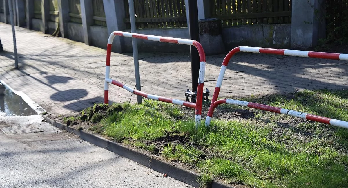 Wypadki i kolizje, Kolizja Alejkach Sienkiewicza latka uderzyła barierki (foto) - zdjęcie, fotografia