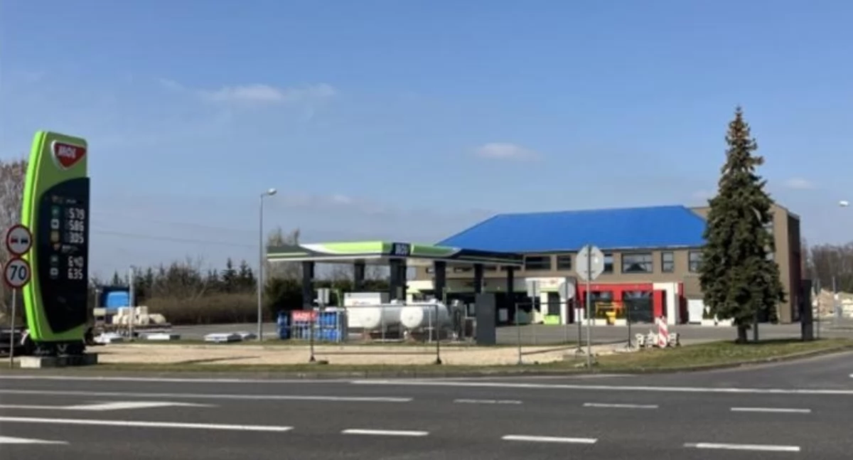 Biznes, wzmacnia sieć stacji Polsce stacja paliw Kompinie - zdjęcie, fotografia