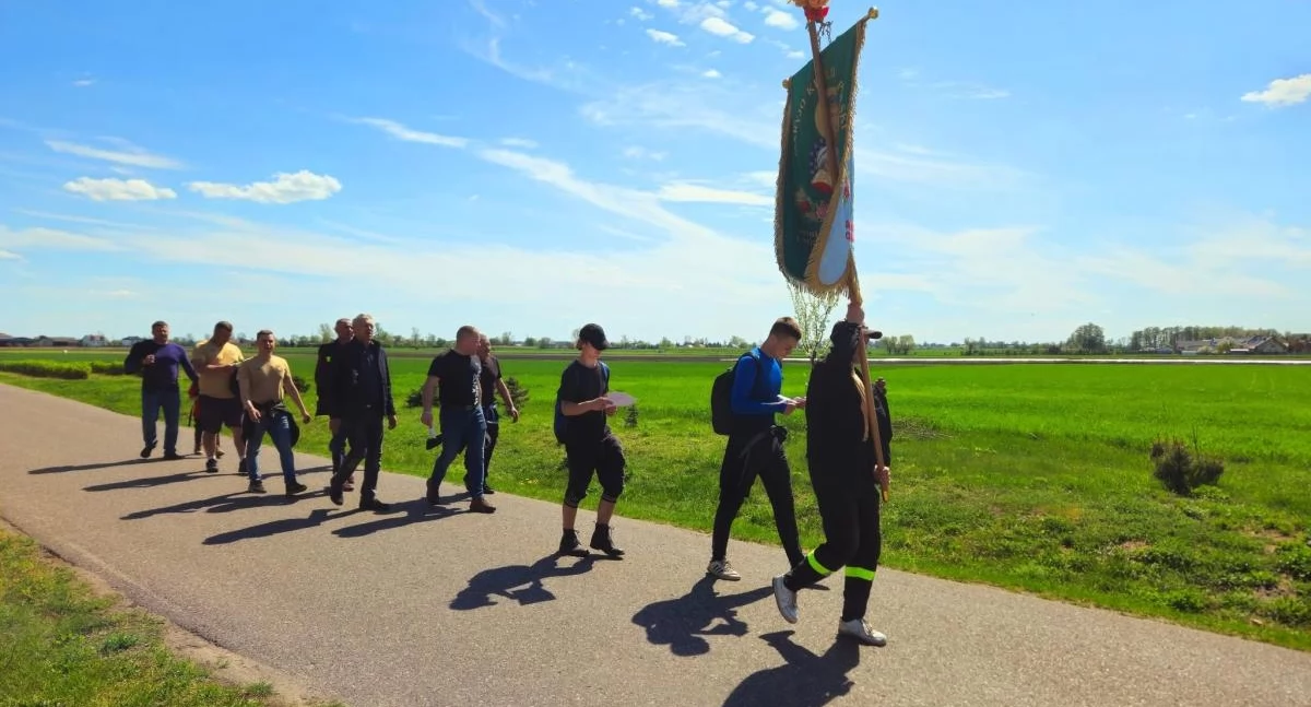 Gmina Chąśno. Strażacy obchodzili pola ze sztandarem (foto, film)