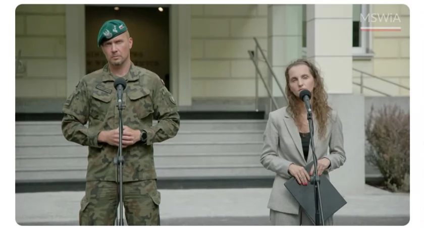Screen z briefingu prasowego, od lewej ppłk Jacek Goryszewski i Karolina Gałecka